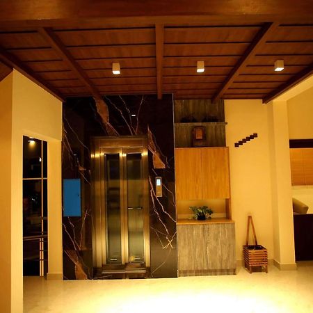 Hôtel Kira Palace Residency à Ernakulam Extérieur photo