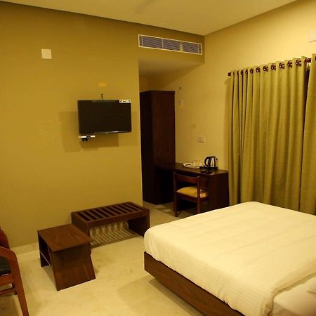 Hôtel Kira Palace Residency à Ernakulam Extérieur photo