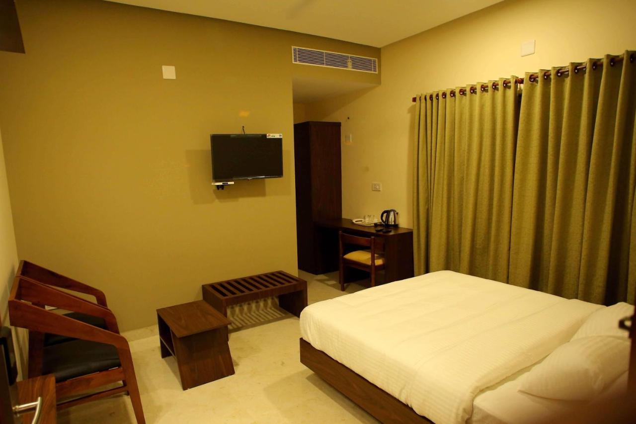 Hôtel Kira Palace Residency à Ernakulam Extérieur photo
