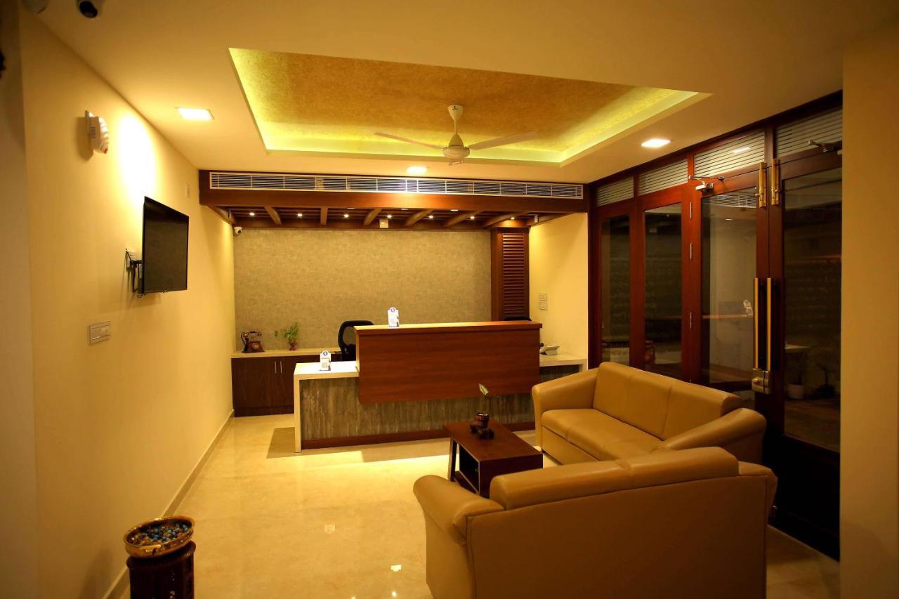 Hôtel Kira Palace Residency à Ernakulam Extérieur photo