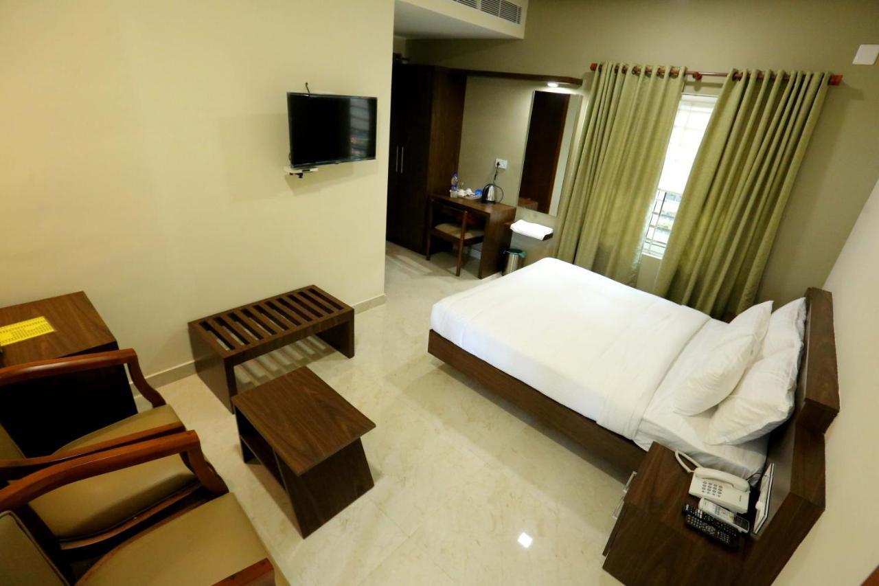 Hôtel Kira Palace Residency à Ernakulam Extérieur photo