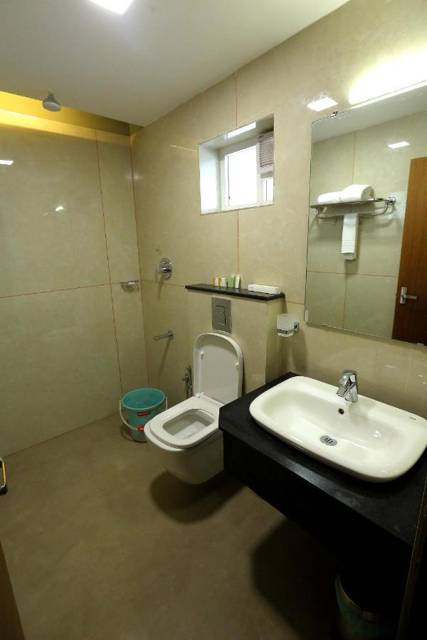 Hôtel Kira Palace Residency à Ernakulam Extérieur photo