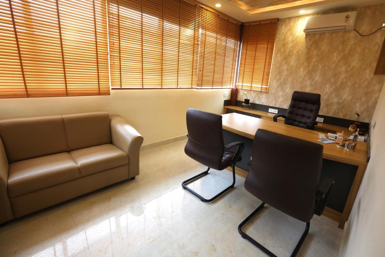 Hôtel Kira Palace Residency à Ernakulam Extérieur photo